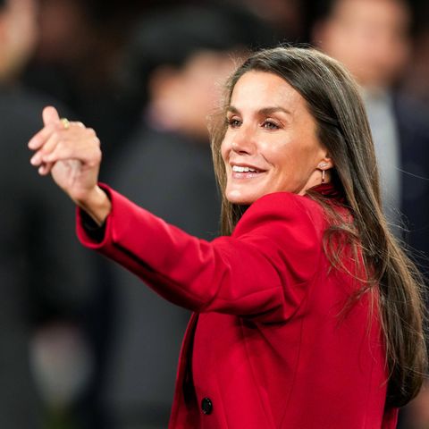 Königin Letizia von Spanien winkt und lacht
