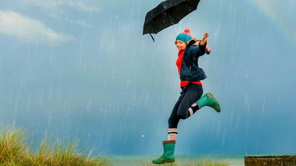 Sich belastenden Gedanken und Gefühlen neu und auf andere Weise zuzuwenden, ist ein Kerngedanke von MBCT. Rückfälle in ein neuerliches Tief sollen so vermieden werden 