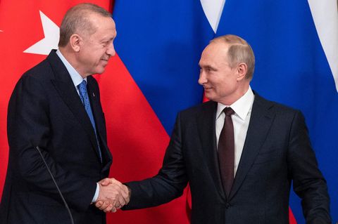 Wladimir Putin (r.), Präsident von Russland, und Recep Tayyip Erdogan, Präsident der Türkei (Archivfoto)