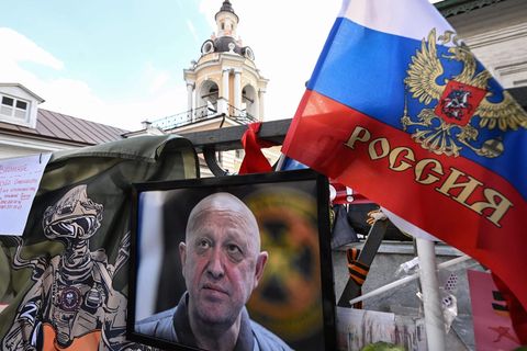 Ein Porträtfoto von Jewgeni Prigoschin an einer improvisierten Gedenkstätte in Moskau