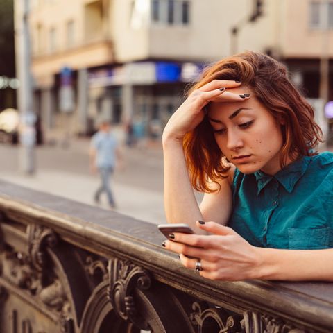 Das Daten wird für Frauen schwerer.