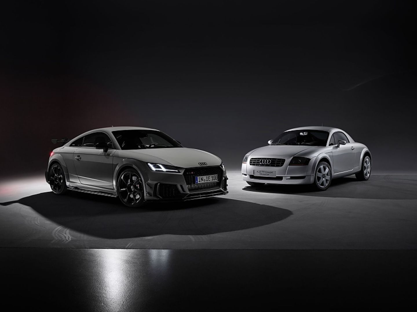 Audi TT RS Coupé Iconic Edition (links) und das Audi TT Coupé Showcar
