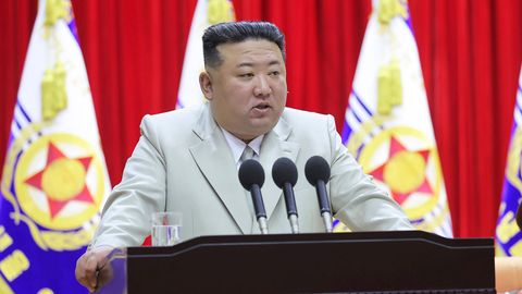 Kim Jong Un, Machthaber von Nordkorea, spricht im Marinehauptquartier von Nordkorea.
