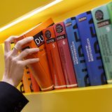 Langenscheidt-Bücher in einem gelben Regal