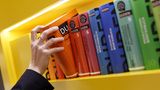 Langenscheidt-Bücher in einem gelben Regal