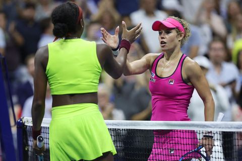  Laura Siegemund (r.) beim Handschlag mit Coco Gauff