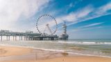 Ein kilometerlanger Sandstrand, eine abwechslungsreiche Flaniermeile und ein Riesenrad – dieses Gesamtbild lockt jährlich bis zu 18 Millionen Besucher in den niederländischen Küstenort Scheveningen. Die Badefreude könnte sich allerdings im September bei vielen Urlaubern in Frust verwandeln. Denn dann sind weitreichende Wartungsarbeiten an dem beliebten Strand geplant. Konkret hat die niederländische Behörde Rijkswaterstaat angekündigt, bis Ende des Jahres den Strandabschnitt zwischen "Zwarte Pad" und dem Pier zu sperren, um dort Sand aufzuschütten. Weiter zugänglich bleiben sollen aber der Bereich rund um das Riesenrad und der "Zuiderstrand".  
