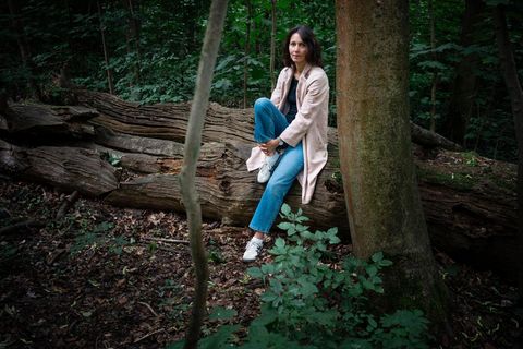 Krien sitzt auf einem umgefallenen Baumstamm im Wald