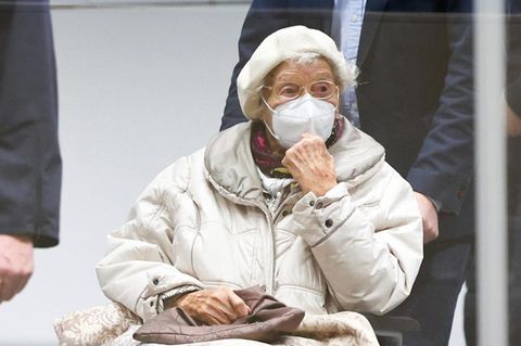 Eine alte Frau mit FFP2-Maske