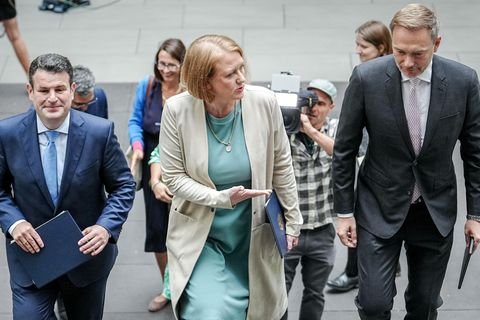 Vertreter aller Ampelparteien stellten am Montag den Gesetzesentwurf zur Kindergrundsicherung vor