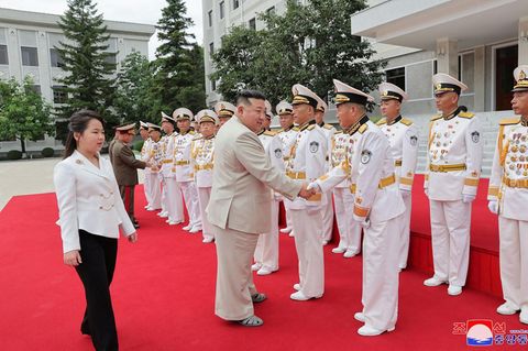 Nordkoreas Machthaber Kim Jong Un (Mitte) mit seiner Tochter bei einem Besuch der Marine