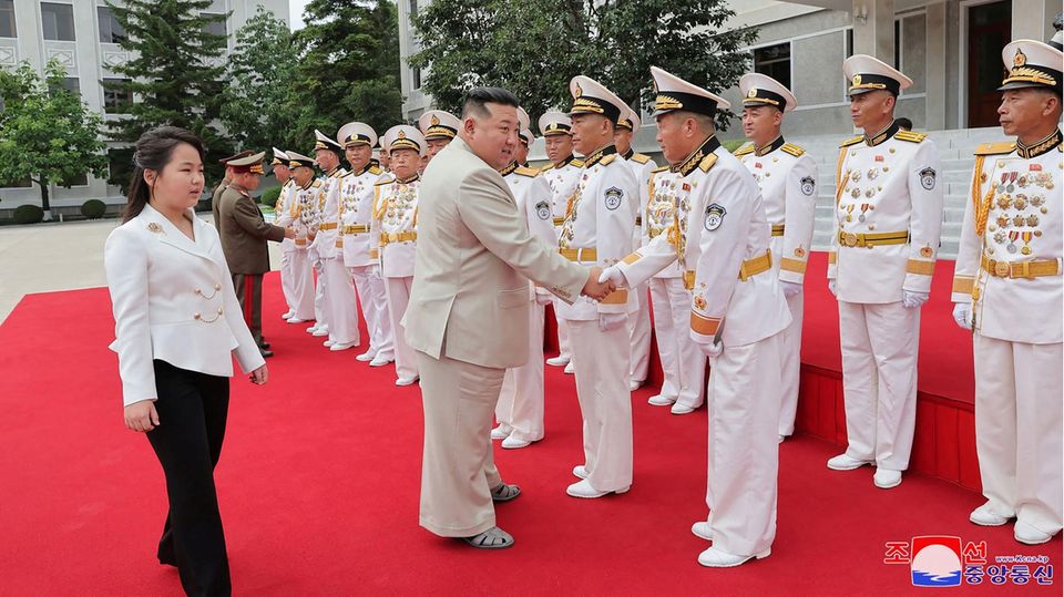Nordkoreas Machthaber Kim Jong Un (Mitte) mit seiner Tochter bei einem Besuch der Marine