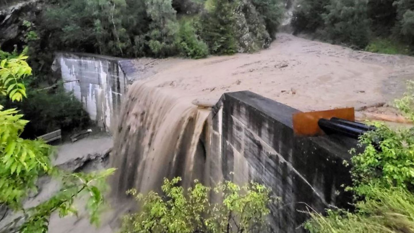 Der Norden Italiens wurde von schweren Unwettern mit starken Regenfällen heimgesucht.  Die Unwetter sorgten in den Regionen teils für Chaos - leichte Überschwemmungen und Erdrutsche sowie Stromausfälle waren die Folge