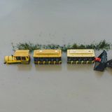 In Hollersbach im Salzburger Land fiel eine kleine Eisenbahn dem Hochwasser zum Opfer. Rettungskräfte mussten sich aus einer Baggerschaufel heraus lehnen, um die Wagons zu befreien