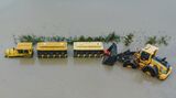In Hollersbach im Salzburger Land fiel eine kleine Eisenbahn dem Hochwasser zum Opfer. Rettungskräfte mussten sich aus einer Baggerschaufel heraus lehnen, um die Wagons zu befreien
