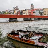 Der Wasserstand des Inn war zeitweise so hoch, dass Schiffe nicht mehr unter Brücken durch passten