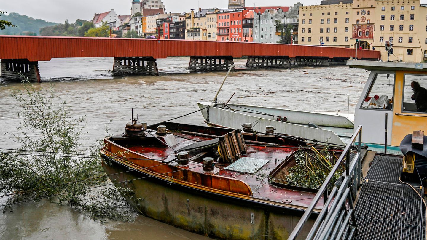 Der Wasserstand des Inn war zeitweise so hoch, dass Schiffe nicht mehr unter Brücken durch passten