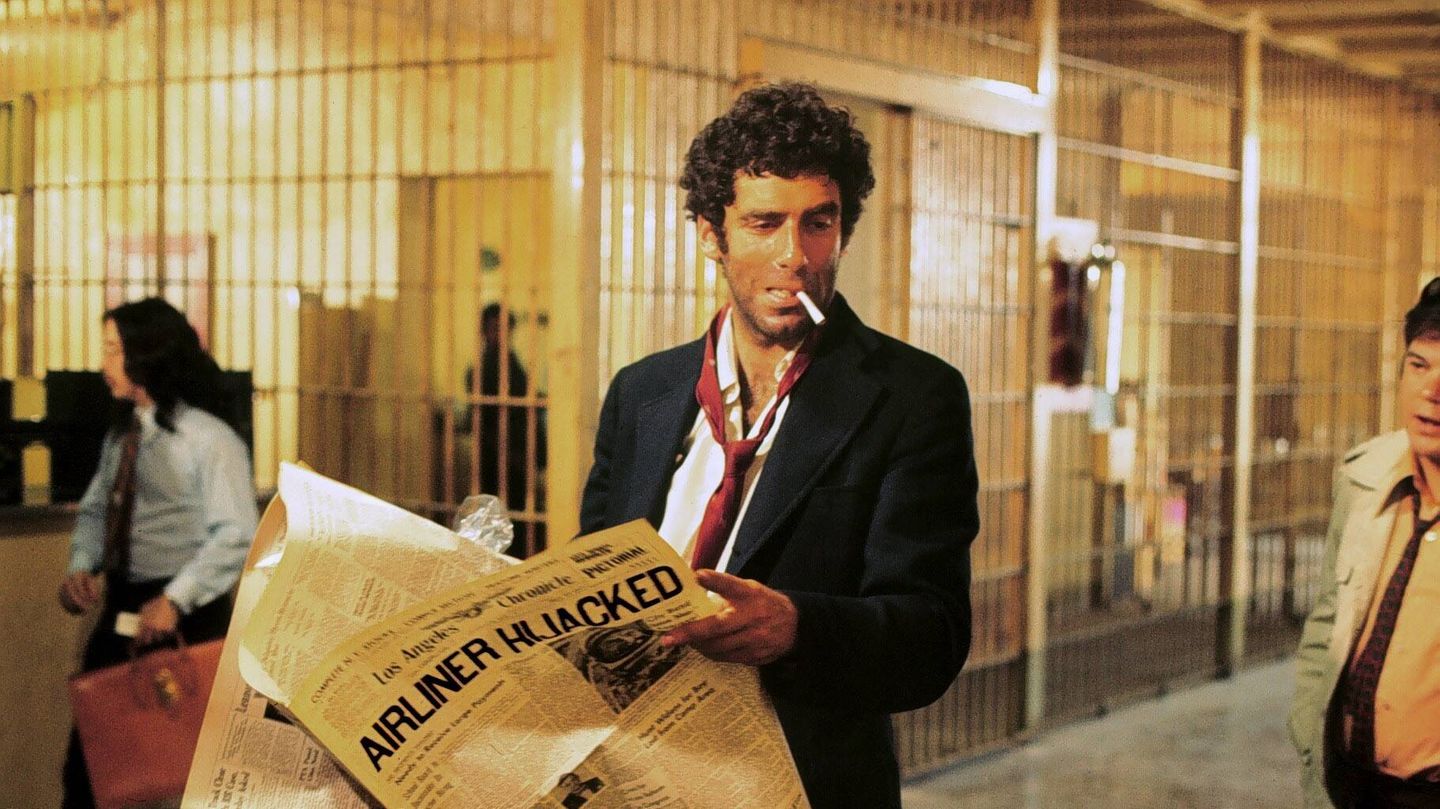 Philip Marlowe: Ein Mann hält eine Zeitung in der Hand und hat eine Zigarette im Mund