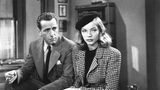 Philip Marlowe: Ein Mann sitzt neben einer Frau und beide gucken ernst