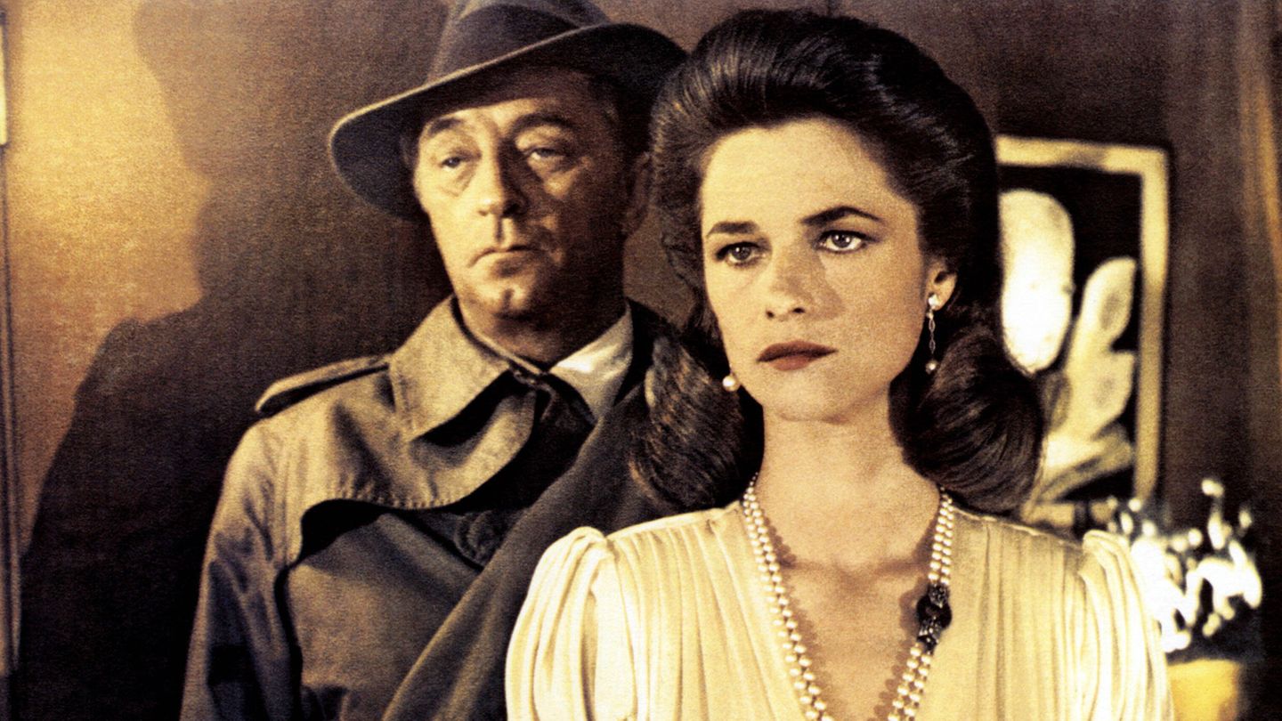 Robert Mitchum  "Fahr zur Hölle, Liebling" (1975)  Nach "Murder, My Sweet" die zweite Adaption von "Farewell, My Lovely", diesmal zeitgemäß aufbereitet für das "Dirty Harry"-geschulte Publikum: actionreicher, freizügiger, brutaler. Und mit Robert Mitchum, dem damals 58-jährigen, mit allen Hollywood-Wassern gewaschenen Haudegen, der Marlowe als sehr zynischen, ziemlich wütenden Veteranen spielt, den nichts mehr überraschen kann (zwei Jahre später noch mal, ohne Schlapphut, im Remake "Tote schlafen besser", das im London der 70er angesiedelt ist und von dem nur noch die beeindruckende Starbesetzung in Erinnerung geblieben ist). Funfact zum Thema Stars von morgen: Sylvester Stallone spielt eine Minirolle als Kleingangster. (4/5 Sternen)