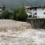 Auch der Ziller in Tirol trägt ungewöhnlich viel Wasser mit sich. Aus einem eher ruhigen Gewässer wurde ebenfalls ein reißender Gebirgsfluss