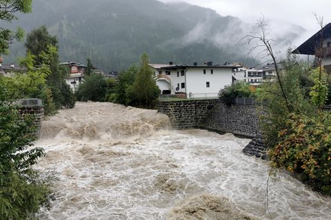 Auch der Ziller in Tirol trägt ungewöhnlich viel Wasser mit sich. Aus einem eher ruhigen Gewässer wurde ebenfalls ein reißender Gebirgsfluss