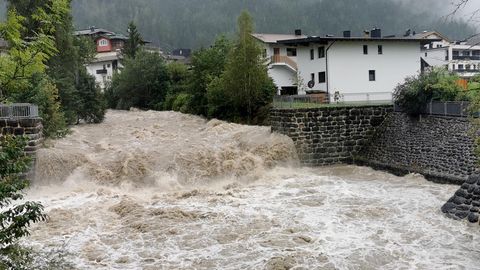 Auch der Ziller in Tirol trägt ungewöhnlich viel Wasser mit sich. Aus einem eher ruhigen Gewässer wurde ebenfalls ein reißender Gebirgsfluss