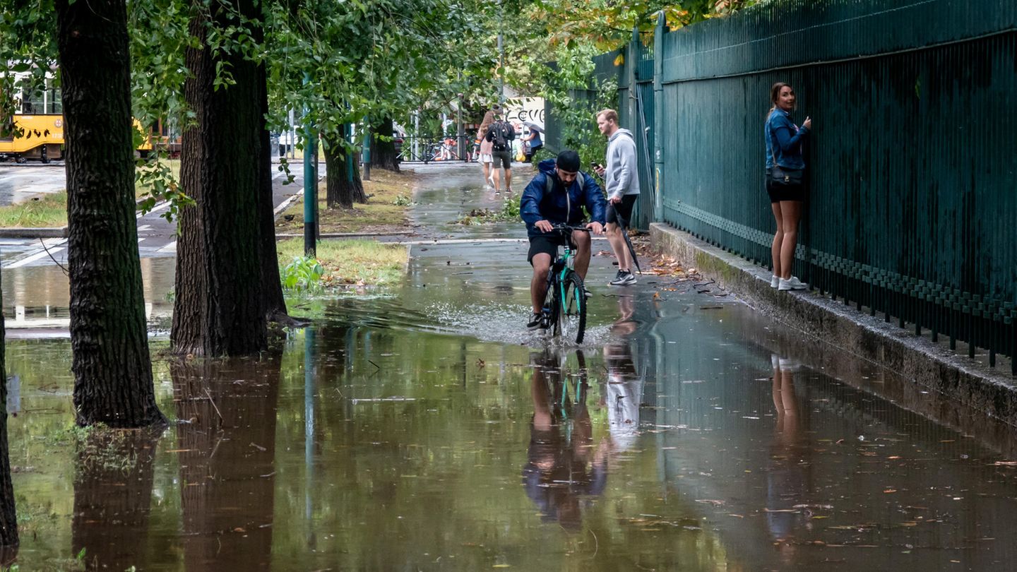 Die Metropole Mailand ist auch von starken Regenfällen betroffen. Straßen und Bürgersteige stehen unter Wasser