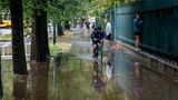 Die Metropole Mailand ist auch von starken Regenfällen betroffen. Straßen und Bürgersteige stehen unter Wasser