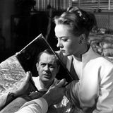 Philip Marlowe: Eine Frau sitzt auf einem Bett. Auf einem Spiegel ist ein Mann zu sehen