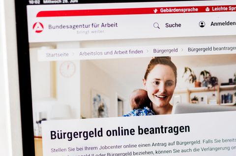 Auf einem Tablet in einem Jobcenter kann man das Bürgergeld beantragen