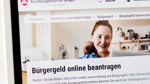 Auf einem Tablet in einem Jobcenter kann man das Bürgergeld beantragen