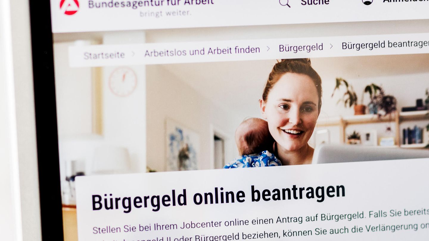 Auf einem Tablet in einem Jobcenter kann man das Bürgergeld beantragen