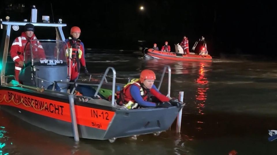 Hochwasser und Fluten in Bayern stoppen Vermisstensuche