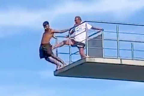 Bademeister tritt jungen Mann von 10-Meter-Turm