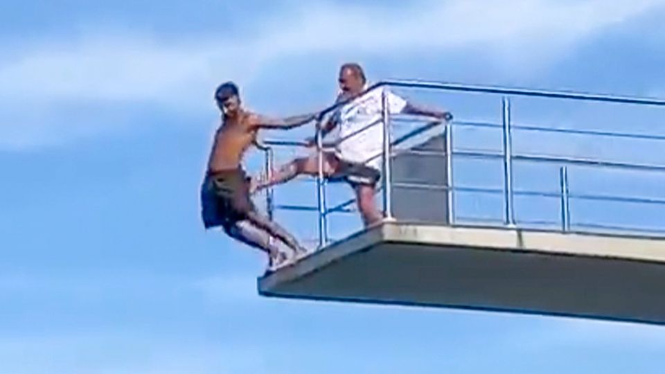 Bademeister tritt jungen Mann von 10-Meter-Turm Bademeister tritt jungen Mann von 10-Meter-Turm