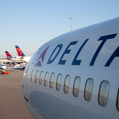 Maschinen der Fluggesellschaft Delta-Airlines stehen auf dem internationalen Flughafen Hartsfield-Jackson von Atlanta 