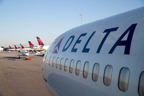 Maschinen der Fluggesellschaft Delta-Airlines stehen auf dem internationalen Flughafen Hartsfield-Jackson von Atlanta 