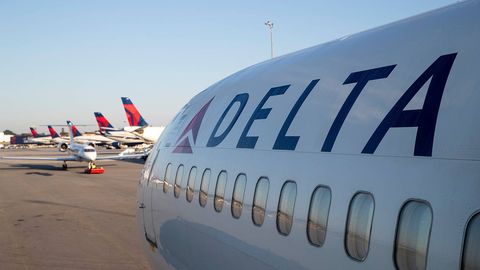 Maschinen der Fluggesellschaft Delta-Airlines stehen auf dem internationalen Flughafen Hartsfield-Jackson von Atlanta 