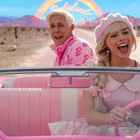 Ryan Gosling als Ken und Margot Robbie als Barbie sitzen in einem Cabrio im Film "Barbie."