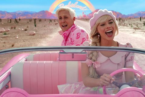 Ryan Gosling als Ken und Margot Robbie als Barbie sitzen in einem Cabrio im Film "Barbie."