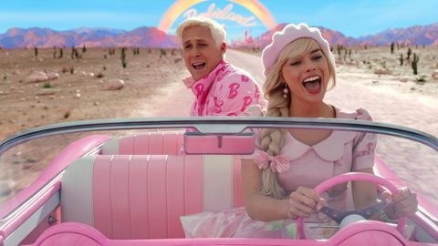 Ryan Gosling als Ken und Margot Robbie als Barbie sitzen in einem Cabrio im Film "Barbie."