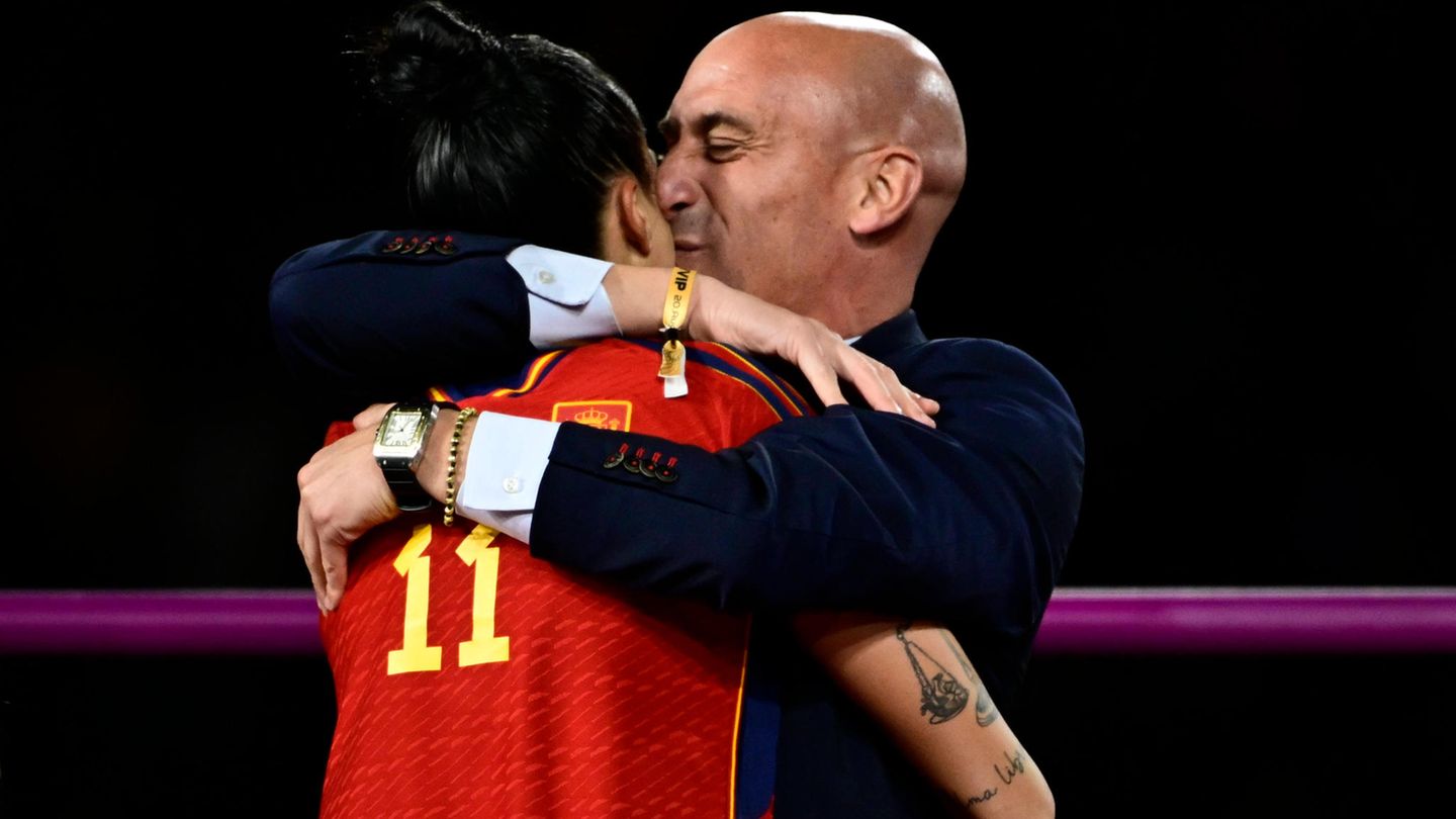 Luis Rubiales küsst Jenny Hermoso, nachdem Spanien das letzte Fußballspiel der FIFA Frauen-Weltmeisterschaft 2023 gewonnen hat