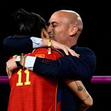 Luis Rubiales küsst Jenny Hermoso, nachdem Spanien das letzte Fußballspiel der FIFA Frauen-Weltmeisterschaft 2023 gewonnen hat