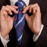 Mann richtet seine Krawatte