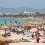 Strandszene an der Playa de Palma und Bucht von Palma im Sommer 2023