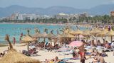 Strandszene an der Playa de Palma und Bucht von Palma im Sommer 2023