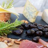 Antipasti-Platte mit Nüssen, Käse, Schinken