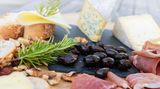 Antipasti-Platte mit Nüssen, Käse, Schinken