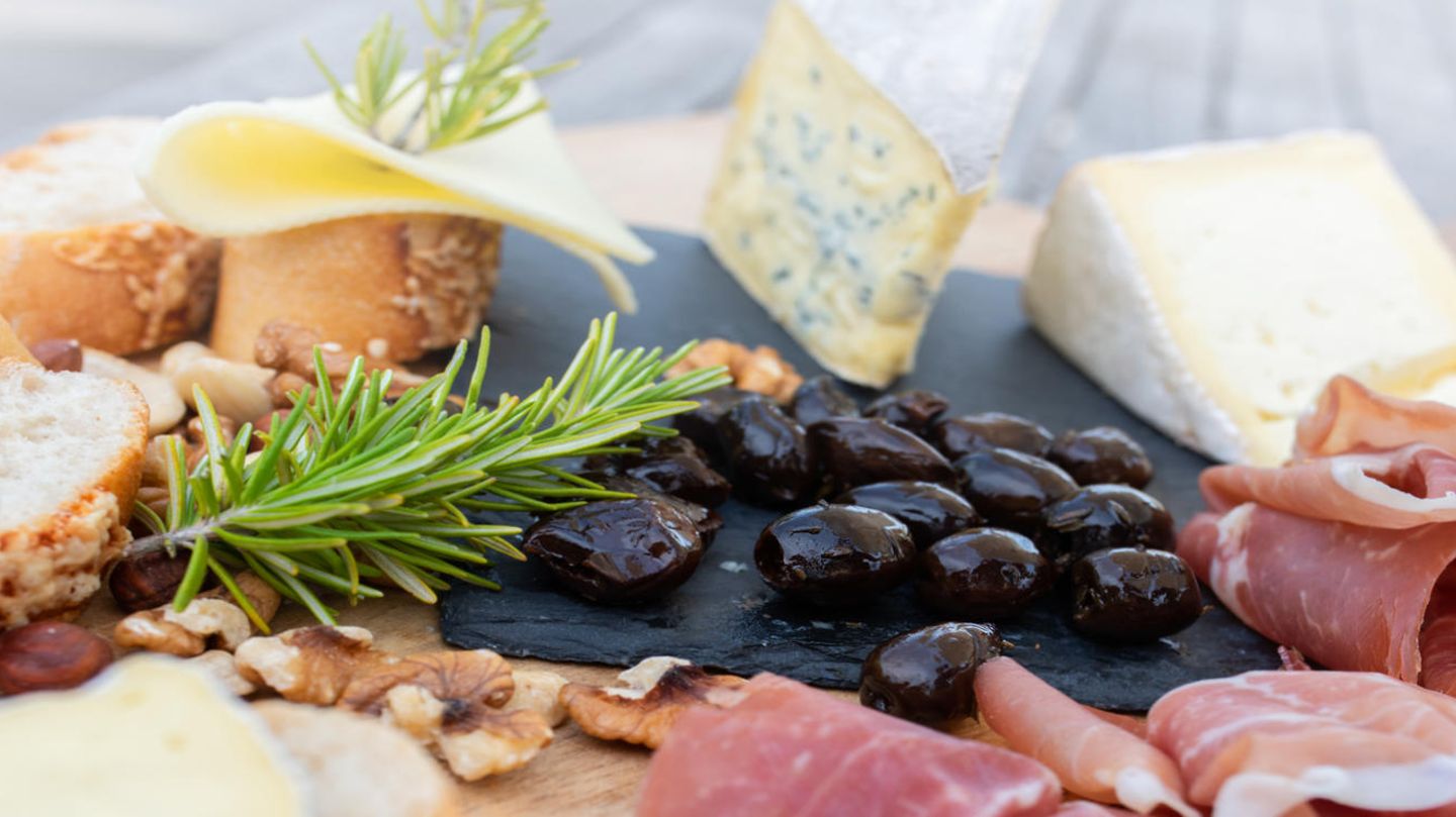 Q wie Quatschtrend Antipasti-Platte mit Nüssen, Käse, Schinken